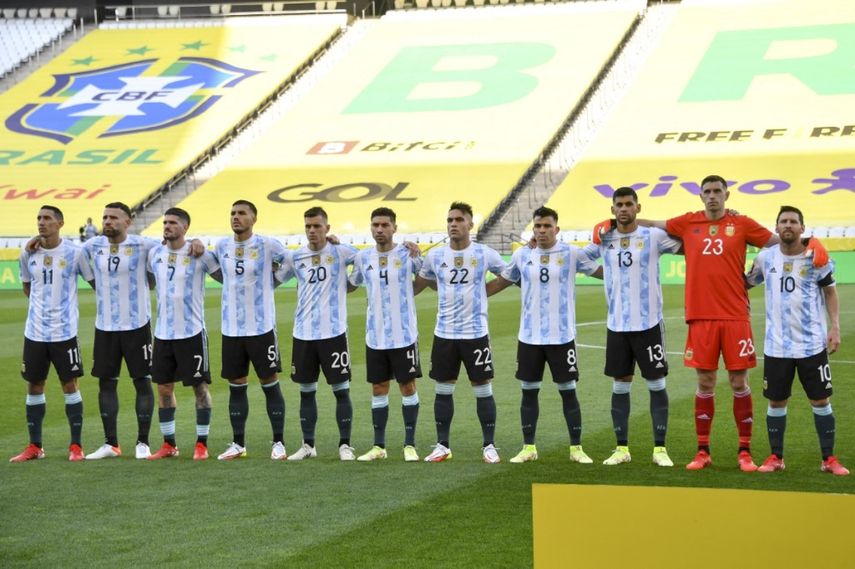Los jugadores de Argentina posan para las fotos antes del inicio de su partido de fútbol de clasificación sudamericano para la Copa Mundial de la FIFA Qatar 2022 contra Brasil en el Neo Química Arena, también conocido como Corinthians Arena, en Sao Paulo, Brasil, el 5 de septiembre de 2021.