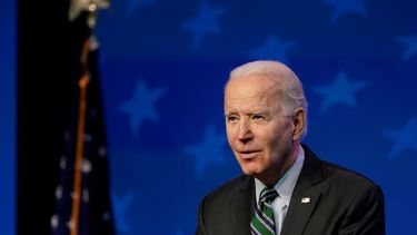 El presidente electo Joe Biden habla en un evento en el teatro The Queen en Wilmington, Delaware, el sábado, 16 de enero del 2021.