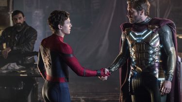 Los actores Tom Holland, izquierda, Jake Gyllenhaal, derecha, saludan a  medios al llegar a una conferencia de prensa de Spider-Man: Far From  Home en Seúl, Corea del Sur.&nbsp;
