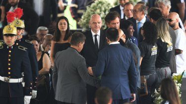 Momento en el que el presidente de la FIFA, Gianni Infantino llega al entierro del exastro brasileño Pelé