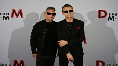 En esta foto de archivo tomada el 4 de octubre de 2022, los miembros de la banda inglesa de música electrónica Depeche Mode, Martin Gore y Dave Gahan, posan antes de una conferencia de prensa para anunciar su álbum Memento Mori y su gira 2023.