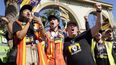 Los capitanes de SAG-Aftra Iris Liu y Miki Yamashita, y el principal negociador de SAG-Aftra Duncan Crabtree-Ireland en una manifestación de actores en huelga fuera del estudio de Paramount Pictures el 3 de noviembre de 2023, en Los Ángeles.