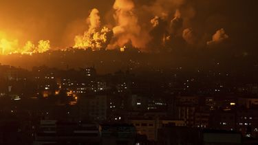 El fuego y el humo se elevan tras un ataque aéreo israelí en la ciudad de Gaza, el domingo 8 de octubre de 2023. Personalidades de Hollywood abordan el conflicto entre Palestina e Israel.&nbsp;