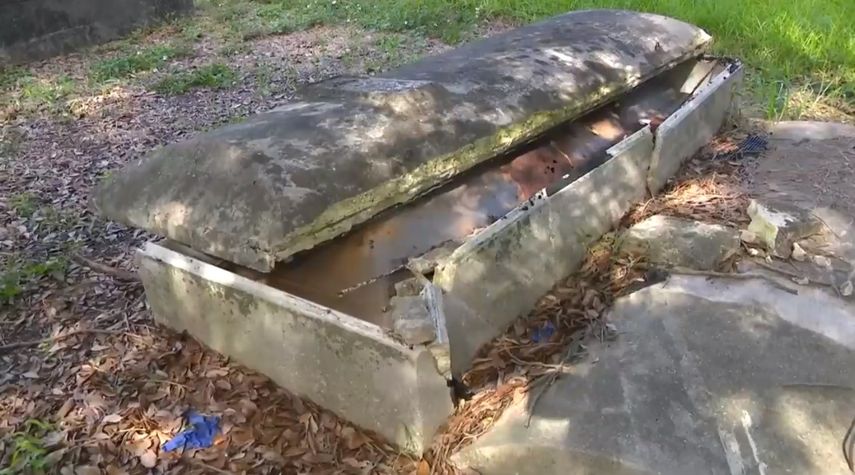 Los actos de vandalismo han dejado al descubierto féretros que permanecían bajo una estructura de cemento.