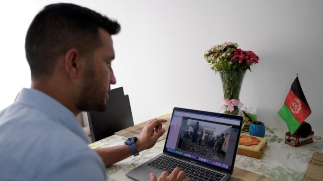 El médico afgano residente en Colombia, Mohibullah HabibZai, de 29 años, muestra una foto de su padre durante una entrevista con la AFP en su casa de Bogotá, el 23 de agosto de 2021. Habib Zai, espera noticias de la evacuación de su padre de Afganistán, un militar hombre que colaboró con el ejército estadounidense y que se encuentra atrapado en su país, mientras Colombia se prepara para recibir a 4.000 afganos que huyen de los talibanes.