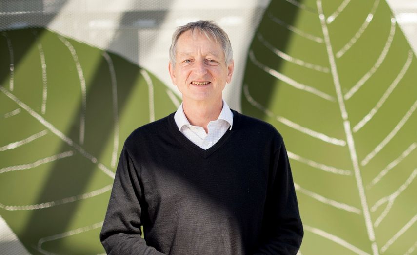 El científico informático Geoffrey Hinton, conocido como el padrino de la inteligencia artificial, en la sede de Google en Mountain View, California, el 25 de marzo de 2015.&nbsp;