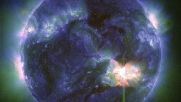 La imagen muestra una llamarada solar, que aparece como un destello brillante abajo a la derecha, captada por el Observatorio de Dinámica Solar de la NASA el 9 de mayo de 2024.&nbsp;