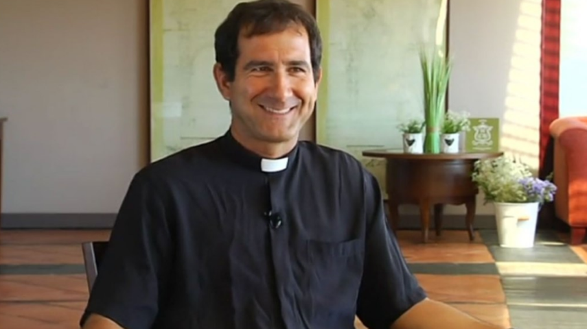 El sacerdote Alberto Reyes Pías