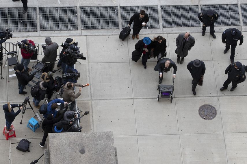 Harvey Weinstein es fotografiado por miembros de la prensa al llegar a la corte de Manhattan para su juicio por abuso sexual el jueves 20 de febrero de 2020 en Nueva York.&nbsp;