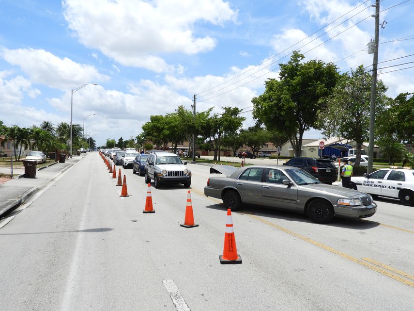 Miles de familias en autos pasaron a recibir comida.&nbsp;