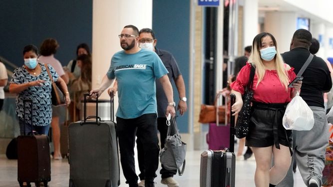 Pasajeros en el Aeropuerto Internacional de Los Ángeles. ARCHIVO