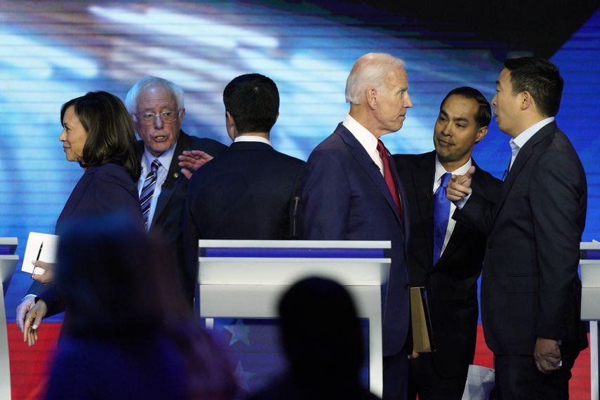 Los candidatos dem&oacute;cratas a las elecciones presidenciales primarias, el ex vicepresidente Joe Biden, el ex secretario de Vivienda y Desarrollo Urbano, Julian Castro, y Andrew Yang, a la derecha, hablan luego del debate del 12 de septiembre.