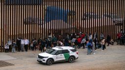 Migrantes y solicitantes de asilo esperan ser procesados por la Patrulla Fronteriza en la frontera sur de Estados Unidos. Fotografía captada en Tijuana, estado de Baja California, México, el 5 de junio de 2024.