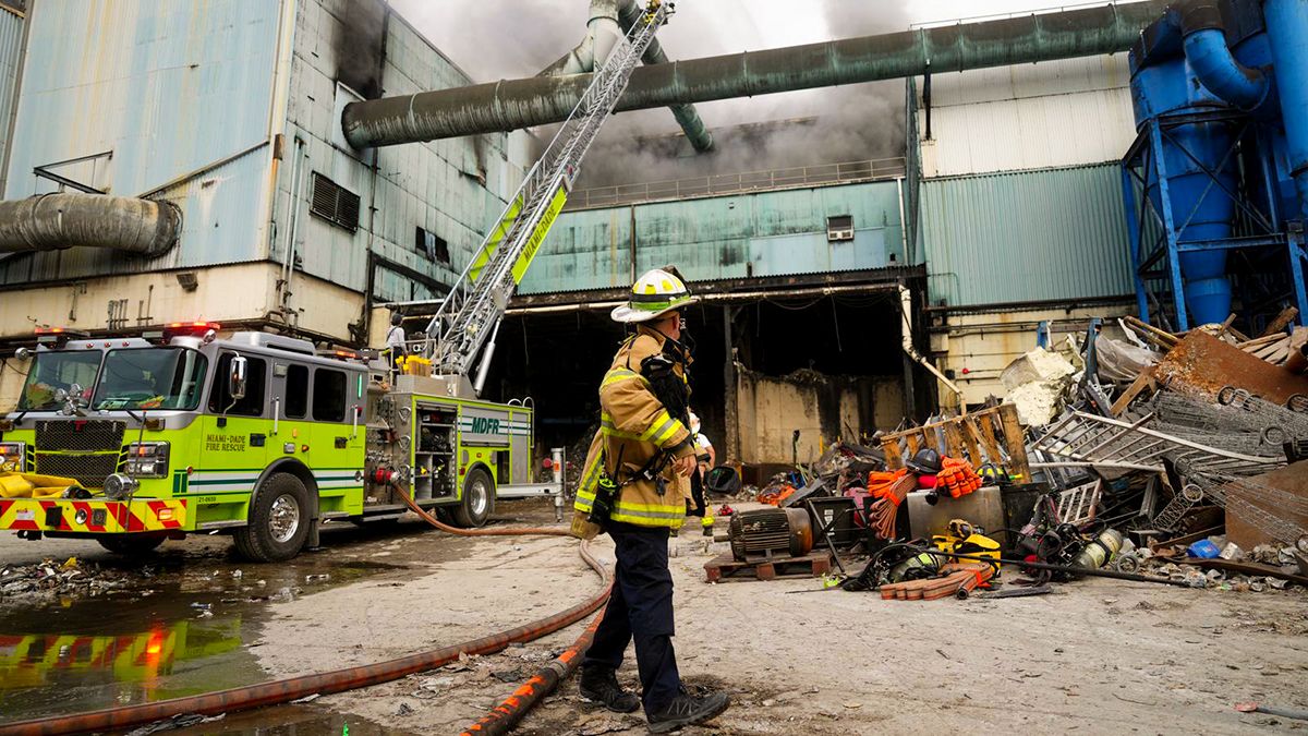 Temen desplome de edificio tras incendio en planta de Doral