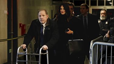 Harvey Weinstein, seguido por su abogada Donna Rotunno, sale de la corte durante su juicio por violaci&oacute;n el 21 de enero de 2020 en Nueva York.&nbsp;