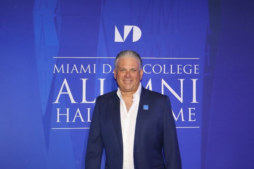 Miami Dade College honra a Nelson Albareda, CEO de Loud And Live.