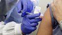 Paciente recibe vacuna contra el coronavirus. Paciente recibe vacuna contra el coronavirus.