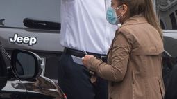 El presidente Mart&iacute;n Vizcarra saluda a los periodistas el viernes 18 de septiembre de 2020 despu&eacute;s de dirigirse al Congreso, en Lima, Per&uacute;.