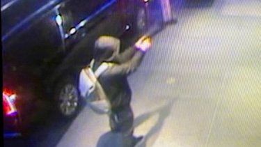 Esta imagen difundida por el Departamento de Policía de Nueva York (NYPD) a través de X (anteriormente Twitter) el 4 de diciembre de 2024 muestra a la persona buscada en relación con el tiroteo del director ejecutivo de UnitedHealthcare, Brian Thompson.&nbsp;