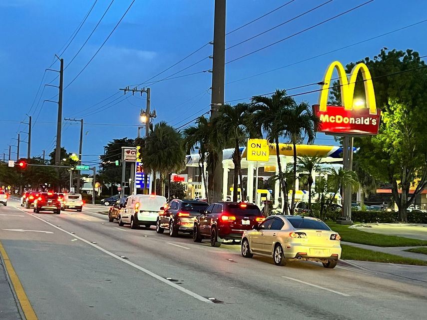Desde tempranas horas se observaban colas de autos en las gasolineras en la ciudad de Miami.
