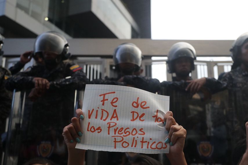 çSimpatizantes de opositores venezolanos presos se manifiestan frente al edificio del Servicio de Inteligencia (Sebin) donde, según la Fiscalía venezolana, el concejal Fernando Albán Salazar se suicidó.&nbsp;