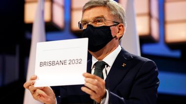 El presidente del COI Thomas Bach anuncia a Brisbane como la sede de los Juegos Olímpicos de 2032 durante la sesión del Comité Olímpico Internacional, el miércoles 21 de julio de 2021, en Tokio
