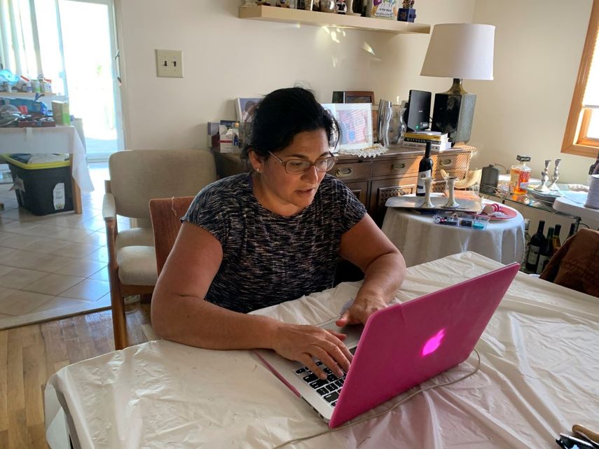 &nbsp; Sharon Litwin fotografiada frente a su computadora en su casa de Teaneck, Nueva Jersey, el 15 de abril del 2020. Madre soltera de una hija adolescente, Litwin dice que el contacto virtual con sus amistades la ayuda a salir adelante en medio del encierro por el coronavirus. A veces necesito conversar con adultos, explica. Y a veces necesito llorar, algo que no quiero hacer delante de mi hija.&nbsp;