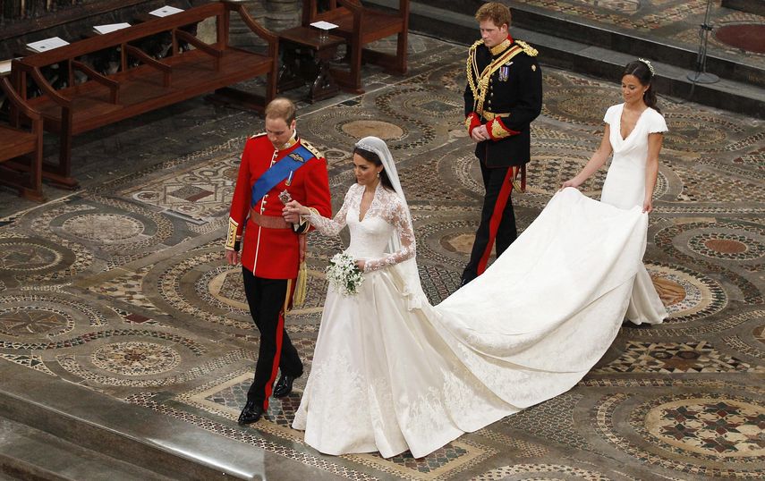 El príncipe William de Gran Bretaña y su esposa Kate Middleton, duquesa de Cambridge, seguidos por el príncipe Harry de Gran Bretaña y su dama de honor Philipa Middleton, salen de la Abadía de Westminster en Londres tras su ceremonia nupcial el 29 de abril de 2011.