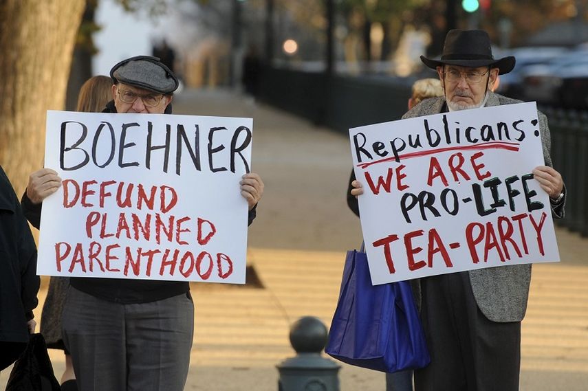 Dos hombres protestan frente al Congreso, en Washington D.C., para pedir que los legisladores que apoyen el proyecto para eliminar los fondos federales para Planned Parenhood. (EFE)