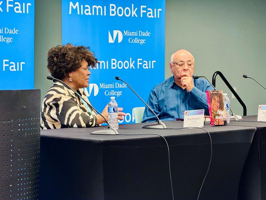 Momento de diálogo entre Rosa Marquetti y César Miguel Rondón sobre la vida de Celia Cruz.