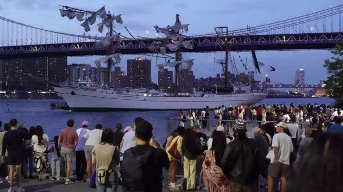 Personas observan al Cuauhtémoc, un barco de entrenamiento de la Armada de México, mientras se encuentra en el East River después de que el barco impactara el Puente de Brooklyn, en Nueva York, Nueva York, EE. UU., el 17 de mayo de 2025.