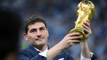 El exportero español Iker Casillas levanta el trofeo antes de la final del Mundial de Catar 2022 entre Argentina y Francia, el 18 de diciembre de 2022.