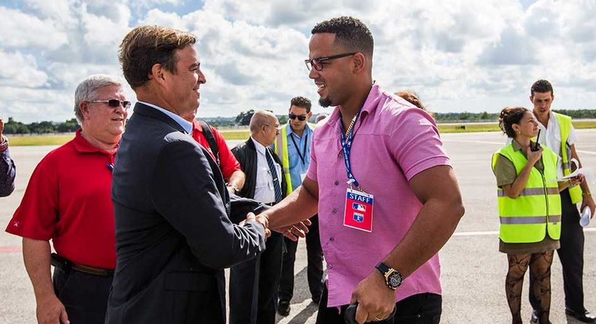 Antonio Castro, hijo de Fidel, recibió a los grandeligas cubanos en su gira por la isla. (ARCHIVO)