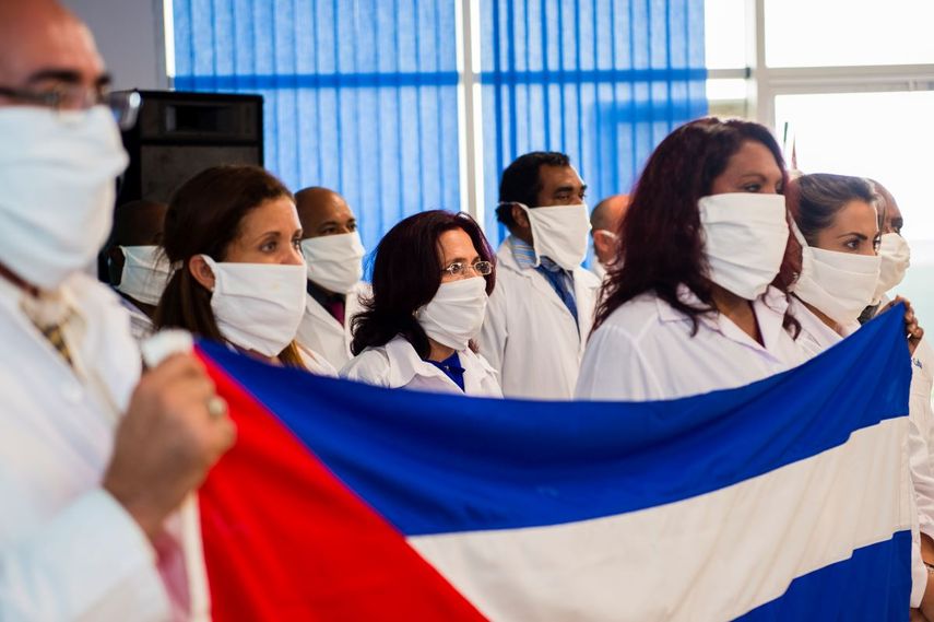 Un grupo de 15 médicos cubanos arribó al aeropuerto de Martinique-Aime-Cesaire para una misión de tres meses en Francia por la pandemia del coronavirus, el 26 de junio de 2020.
