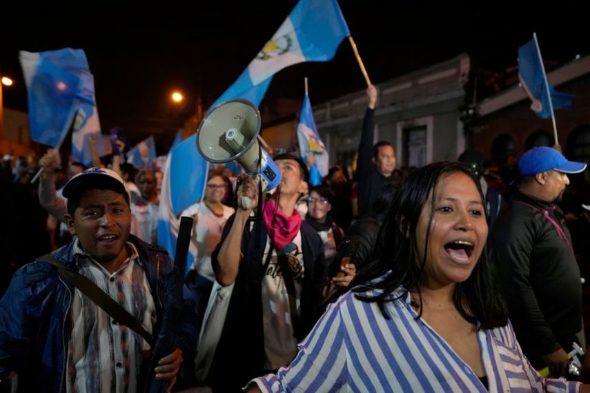 Manifestantes exigen la renuncia de la fiscal general Consuelo Porras y del fiscal Rafael Curruchiche en la Ciudad de Guatemala.