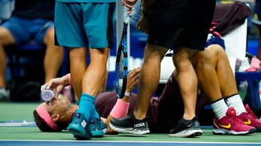 Rafael Nadal sostiene una botella en su rostro al recibir tratamiento durante el partido contra Fabio Fognini en la segunda ronda del US Open, el jueves 1 de septiembre de 2022.&nbsp;