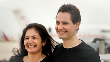 Michael Kovrig abraza a su esposa Vina Nadjibulla tras arribar al aeropuerto internacional de Toronto el sábado, 25 de septiembre del 2021. China, Estados Unidos y Canadá completaron un intercambio de prisioneros de gran importancia el regreso a sus países de Kovrig y Michael Spavor, dos canadienses detenidos por China y de una ejecutiva del gigante tecnológico chino Huawei Technologies acusada de fraude, en el cierre potencial de una disputa de tres años que involucró a las tres naciones.