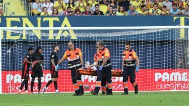 El arquero del Barcelona, Marc-André ter Stegen, sale en camilla tras lesionarse ante el Villarreal en la Liga española, el domingo 22 de septiembre de 2024.&nbsp;
