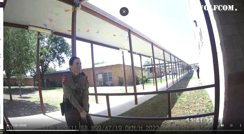 Esta imagen de un video publicado por la ciudad de Uvalde, Texas, muestra a la agente Crimson Elizondo respondiendo a un tiroteo el 24 de mayo de 2022 en la Escuela Primaria Robb, en esa localidad. 