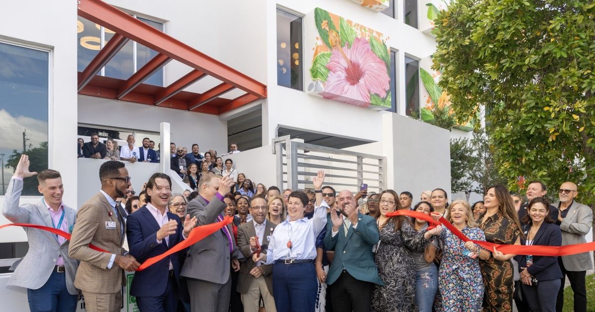 Care Resource da la bienvenida a la comunidad al centro de salud de Pequeña Habana durante la ceremonia de corte de cinta