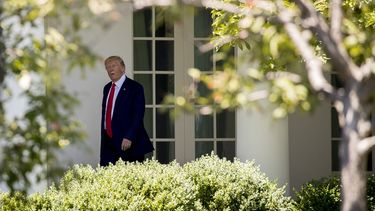 El presidente Donald Trump camina hacia la Oficina Oval despu&eacute;s de una presentaci&oacute;n en el Patio Sur de la Casa Blanca, el lunes 15 de julio de 2019, en Washington.&nbsp;