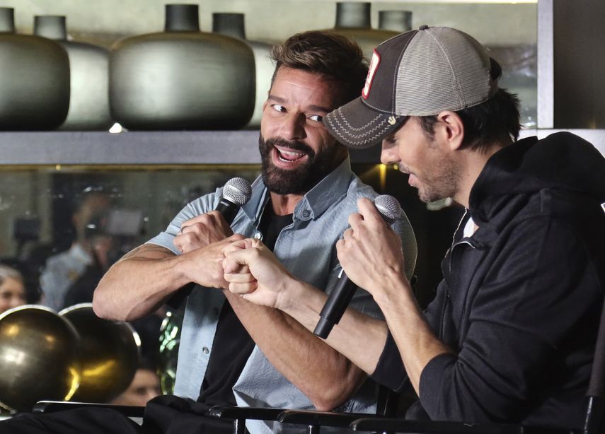 Ricky Martin, a la izquierda, y Enrique Iglesias durante una conferencia de prensa en West Hollywood, California, en la que anunciaron los detalles de su primera gira conjunta, el mi&eacute;rcoles cuatro de marzo del 2020.&nbsp;