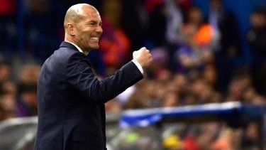 El francés Zinedine Zidane, en ese entonces entrenador del Real Madrid, hace un gesto durante un partido contra el Atlético de Madrid, el 10 de mayo de 2017.