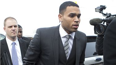 En esta foto del 8 de enero del 2014, el cantante Chris Brown llega al Tribunal Superior del Distrito de Columbia en Washington. (AP)