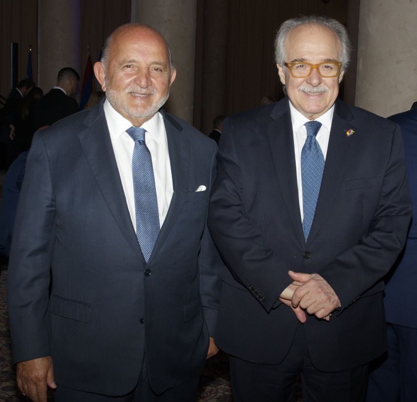 El Dr. Nelson J. Mezerhane G y Asdrúbal Aguiar, director del grupo IDEA durante el evento.