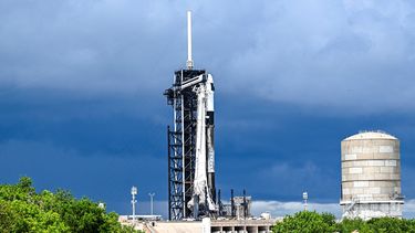 El cohete Falcon 9 de SpaceX con la cápsula Crew Dragon Resilience se encuentra en el Complejo de Lanzamiento 39A en el Centro Espacial Kennedy antes de la misión en Cabo Cañaveral, Florida, el 26 de agosto de 2024.