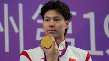En foto del 29 de septiembre del 2023, el nadador chino Qin Haiuang celebra su medalla de oro en los 50 metros pecho en los Juegos Asiáticos.