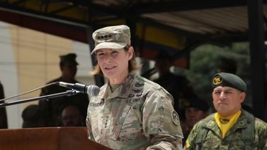 La comandante del Comando Sur de Estados Unidos, Laura Richardson, en el acto de donación de equipamiento de seguridad a las Fuerzas Armadas de Ecuador, en Guayaquil.