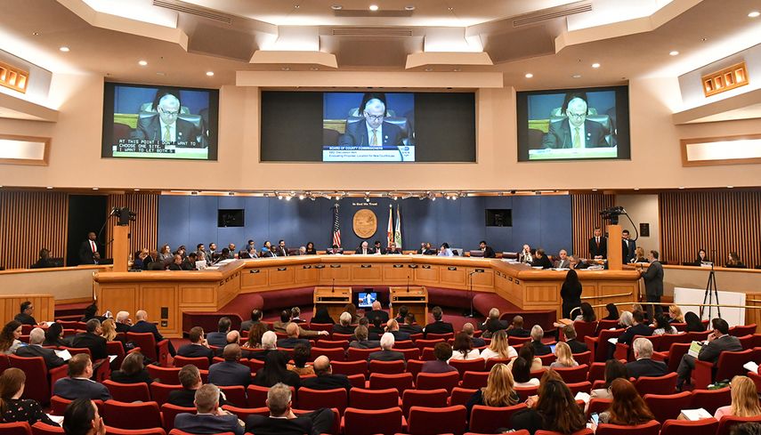 Vista parcial del pleno e la Comisión de Miami-Dade.