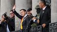 El presidente Daniel Noboa saluda desde un balcón del palacio presidencial Carondelet luego de asumir el puesto, el jueves 23 de noviembre de 2023, en Quito, Ecuador.